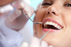 Стоматологи объяснили плохие зубы как связаны кариес и рак кишечника
