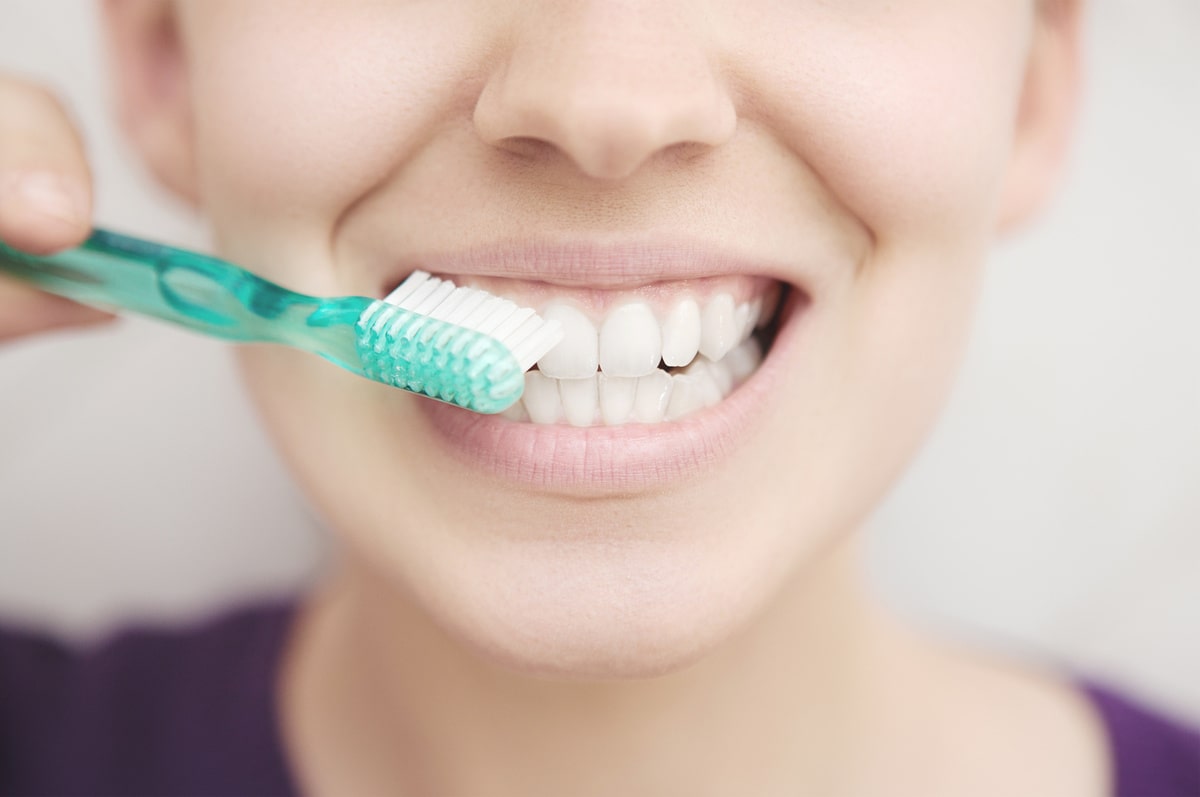 Стоматологи объяснили плохие зубы, как связаны кариес и рак